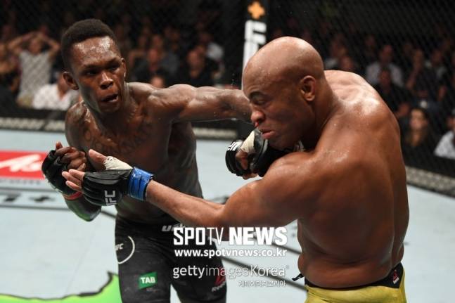 ▲ 이스라엘 아데산야(왼쪽)와 앤더슨 실바