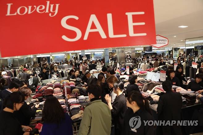 백화점 세일 행사장에 몰린 인파 [연합뉴스 자료사진]
