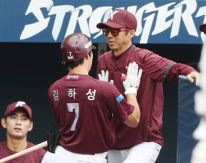 키움 히어로즈 김하성(왼쪽)과 손혁 감독. 사진=연합뉴스.