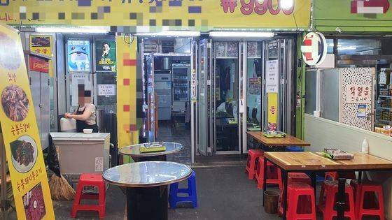 12일 오후 12시 30분쯤 서울중앙시장 내의 한 음식점 좌석들이 텅 비어 있다. 이후연 기자