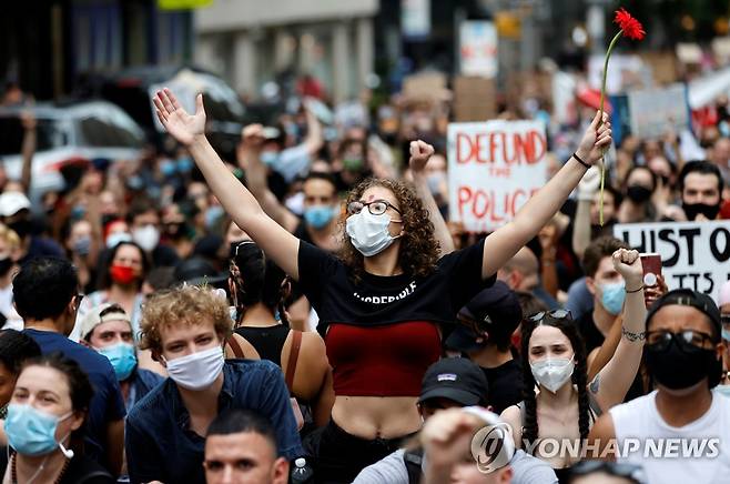 바이러스 노출을 각오한 대규모 시위에도 마스크는 필수[로이터=연합뉴스 자료사진]