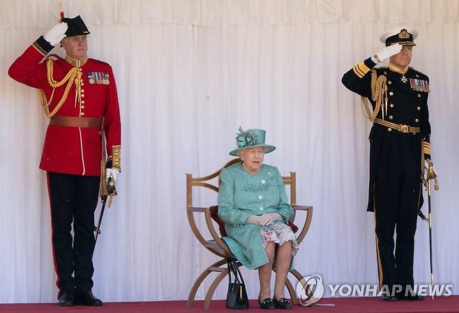 13일 런던 서부 윈저성에서 열린 자신의 94번째 공식 생일 행사에 참석한 엘리자베스 2세 영국 여왕 [로이터=연합뉴스]