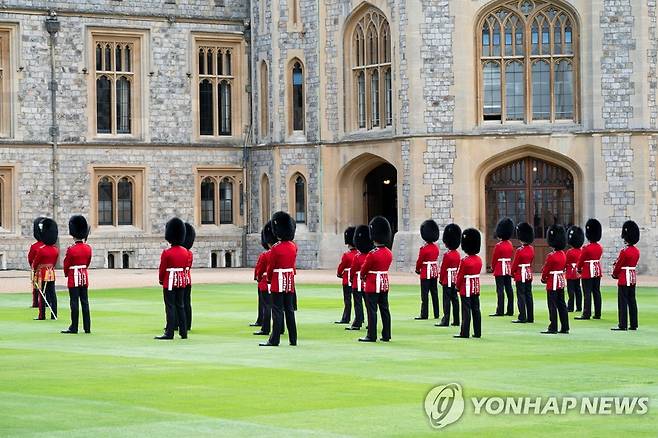 13일 엘리자베스 2세 여왕의 생일 행사에서 사열식을 하는 근위보병연대 대원들. [로이터=연합뉴스]