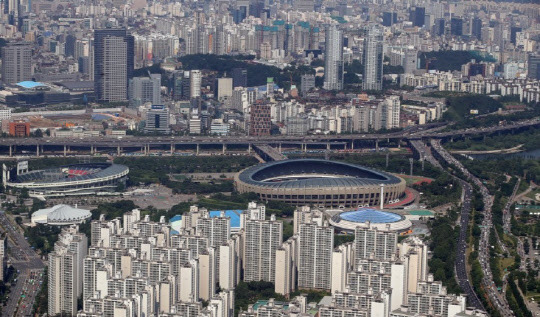 최근 수도권 교통호재와 함께 시중에 유동성이 풍부하게 공급되면서 수도권 집값이 다시 들썩이기 시작했다. 사진은 서울 송파구 일대 아파트 단지 전경. 



<연합뉴스>