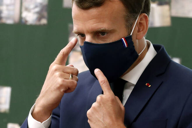 에마뉘엘 마크롱 프랑스 대통령이 트리콜로르가 새겨진 ‘메이드 인 프랑스’ 마스크를 쓰고 있다. 트리콜로르는 프랑스 국기의 삼색인 파랑, 하양, 빨강을 이용한 배색. 파랑은 자유, 하양은 평등, 빨강은 박애를 상징한다.   AP연합뉴스