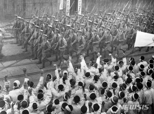 [서울=뉴시스] 남북제정당·사회단체연석회의에 참석한 남측 인사들은 1948년 5월 1일 평양에서 열린 노동절 행사에 참석해 4시간 동안 노동자, 농민, 인민군의 행진 모습을 지켜봤다.  (사진=미디어한국학 제공) 2020.06.14. photo@newsis.com