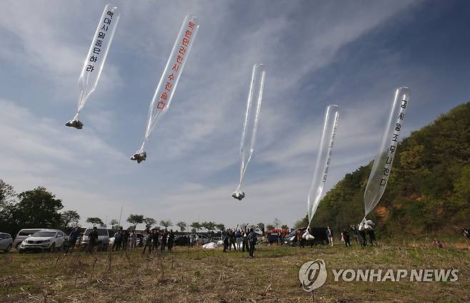 '대북 전단' 북 반발, 정부는 접경지역 안전 위해 자제 촉구 (서울=연합뉴스) 북한 김정은 국무위원장의 여동생인 김여정 노동당 제1부부장이 탈북민의 대북 전단 살포에 대해 남북 군사합의 파기 가능성까지 거론한 담화를 낸 4일, 통일부가 탈북민 단체들의 '대북 전단' 살포와 관련한 입장을 냈다.       통일부는 이날 오전 대변인 브리핑에서 "접경지역 국민의 생명과 재산에 위협을 초래하는 대북 전단 살포 행위는 중단돼야 한다"며, "접경지역 긴장 조성 행위를 근본적으로 개선할 수 있는 실효성 있는 긴장 해소방안을 이미 고려 중"이라고 밝혔다.      사진은 2016년 4월 2일 경기도 파주시 접경지역에서 자유북한운동연합 등 탈북자 단체들이 대북 전단을 날리는 모습. 2020.6.4 [연합뉴스 자료사진] hkmpooh@yna.co.kr