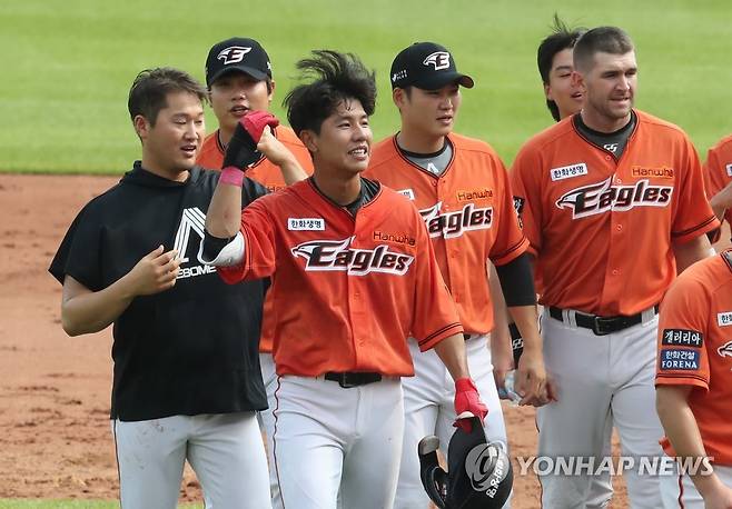 한화를 구한 노태형 (대전=연합뉴스) 김연수 기자 = 14일 오후 대전시 한화생명 이글스파크에서 열린 프로야구 두산 베어스 - 한화 이글스 서스펜디드 경기. 끝내기 안타로 18연패에서 탈출한 노태형 선수가 동료들과 승리를 자축하고 있다. 2020.6.14 yskim88@yna.co.kr