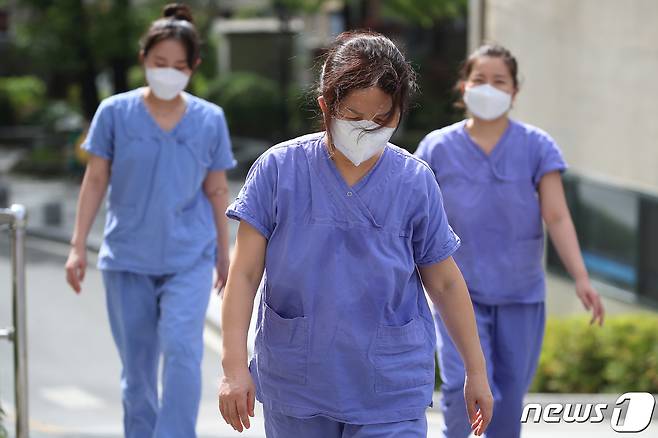 지난달 12일 오후 신종 코로나바이러스 감염증(코로나19) 지역거점병원인 대구 중구 계명대 대구동산병원에서 중환자실 근무를 마친 간호사들이 격리병동을 나와 보호복을 벗고 지친 모습으로 휴게실로 향하고 있다. 오늘이 '국제 간호사의 날'인 것을 알고 있느냐는 취재진의 물음에 이들은 "가정의 달 5월이지만 가족의 기념일도 잊은 지 오래됐다"고 말했다. 2020.5.12/뉴스1 © News1 공정식 기자