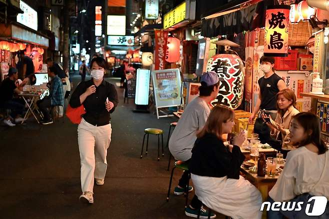 지난달 27일 일본 도쿄도 신바시구 술집 골목 테이블마다 손님들이 삼삼오오 모여 있다,. © AFP=뉴스1