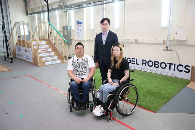 공경철 교수가 두 선수와 함께 있는 모습이다. KAIST 제공