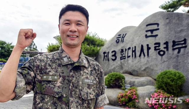 [목포=뉴시스]  = 부대 복귀 중에 여객선에서 쓰러진 50대 남성 구조한 해군 3함대 소속 박성훈(41) 상사. (사진=해군 제3함대사령부 제공).  photo@newsis.com