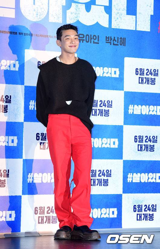 [OSEN=지형준 기자] 배우 유아인, 박신혜 조합으로 기대를 모으고 있는 영화 '#살아있다'(감독 조일형) 언론시사회가 15일 오후 서울 자양동 롯데시네마 건대입구에서 열렸다.  '#살아있다'는 원인불명 증세의 사람들이 공격을 시작하며 통제 불능에 빠진 가운데, 데이터, 와이파이, 문자, 전화 모든 것이 끊긴 채 홀로 아파트에 고립된 이들의 이야기를 그린 생존 스릴러다.  배우 유아인이 포토타임을 하고 있다. /jpnews@osen.co.kr
