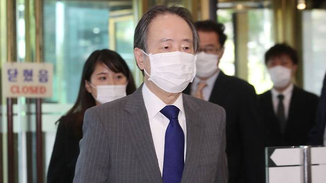 15일 오후 서울 종로구 외교부 청사로 초치되고 있는 도미타 고지 주한 일본 대사 (사진=연합뉴스)