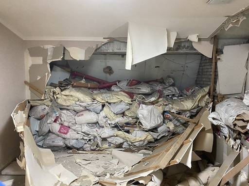 지난달 21일, 경기도 성남의 한 아파트에서 인테리어 공사를 하던 중 벽 내부에서 발견된 각종 폐기물. 조명등 껍데기, 뜯은 벽지, 스티로폼, 석고보드, 나뭇조각 등 대략 5톤 분량. 이전 공사를 맡았던 업체에서 매립한 것으로 추정. 인테리어 전문업체 ‘도담아이디’ 제공.