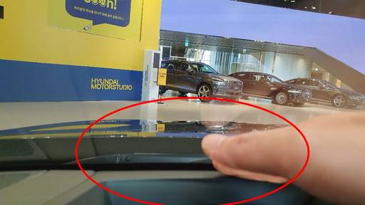 ‘더 뉴 그랜저 IG’&nbsp;페이스리프트 모델 중 크래시패드 조립이 정상 처리된&nbsp;차량의 모습.&nbsp; 소비자들은 그랜저 각 트림과 무관하게 ‘전방표시장치’(Head Up Display·HUD)를 옵션으로 선택하지 않는 차량에서 불량 조립 문제가 나타났다고 입을 모은다.&nbsp;