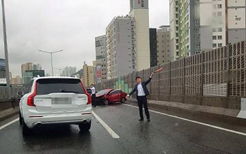 결혼식 가던 길에 교통사고 조치한 경찰관..2차 사고 예방 디스패치 뉴스는 팩트다!