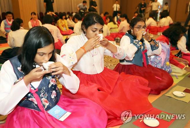 2019 국제청소년예술축제 참가 인도 청소년 (부산=연합뉴스) 조정호 기자 =2019년 8월 3일 부산 해운대구 아르피나에서 케이아트국제교류협회가 마련한 2019 국제청소년예술축제에서 인도 청소년들이 한복을 입고 다도를 체험하고 있다. 2019.8.3 ccho@yna.co.kr
