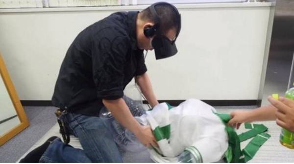 섹스토이. 주변 사람의 민망함까지 책임져주진 않는다.