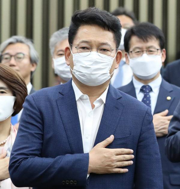 송영길의원이 국기에 대한 경례를 하고 있다 /연합뉴스