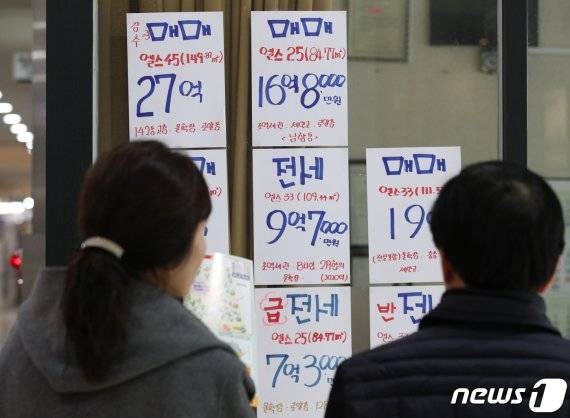 서울 내 초고가 아파트 단지들에서 신고가가 잇따라 나오고 있다. 용산구 한남동 소재 초고급 빌라인 '한남더힐' 전용 233.062㎡는 이달 8일 53억원(8층)에 거래돼 신고가를 경신했다. 직전 신고가였던 50억8000만원(7층)보다 2억2000만원 높게 팔렸다.