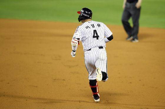 지난 11일 열린 SK와 더블헤더 2차전 경기. 7회말 이성우가 솔로홈런을 친 뒤 그라운드를 돌고 있다. LG 제공