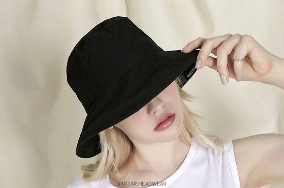 원 마일 웨어, 일명 집순이 패션의 필수 아이템으로도 꼽히는 버킷햇. 사진 무신사