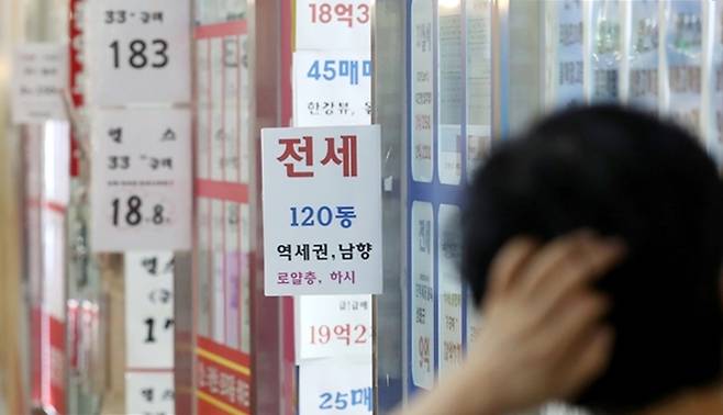 중개업소에 나붙여진 매매,전세 안내문. 사진=연합뉴스