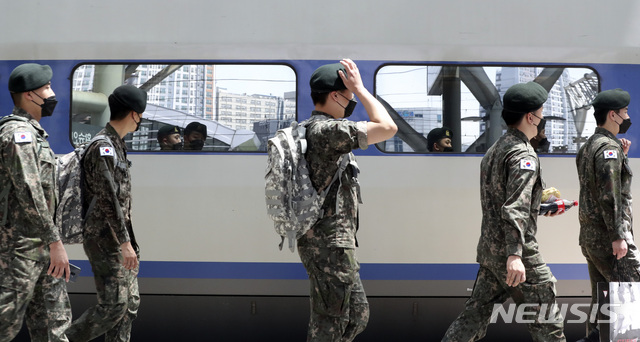 휴가를 떠나기 위해 열차에 오르는 육군 장병 사진(기사의 인물, 부대와 관련 없는 사진) /사진=뉴시스
