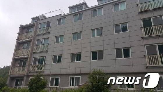 계부와 친모에게 학대를 당하다 지난달 29일 집에서 빠져나온 A양(9)이 탈출 당시 빌라내 물탱크가 설치된 장소에 장시간 동안 숨어있었을 가능성이 높은 것으로 확인됐다. 사진은 A양이 거주하던 창녕의 한 빌라./사진=뉴스1