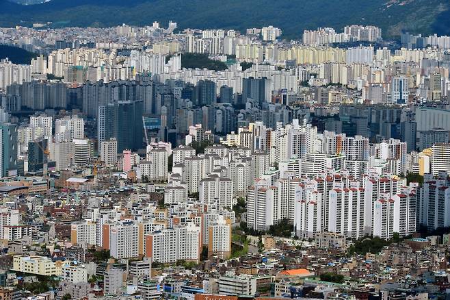 하락세를 보이던 서울 집값이 최근 다시 상승세를 보이자 정부가 이번주 추가 부동산대책을 내놓을 전망이다. 사진은 서울시내 한 아파트 밀집 지역. /사진=뉴시스 DB