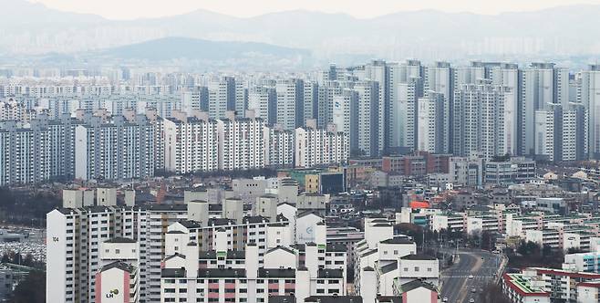 정부가 부동산 시장의 ‘풍선효과’를 근절하기 위해 규제지역 확대와 세제·대출 규제, 갭투자(전세 보증금 끼고 주택 구입) 방지 등을 망라한 고강도 부동산 대책을 내놓을 예정이다. 사진은 경기도 수원 시내 아파트 단지 모습. [연합]