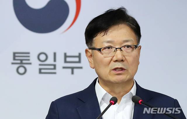 [서울=뉴시스]전신 기자 = 남북공동연락사무소장인 서호 통일부 차관이 16일 서울 종로구 정부서울청사에서 북한의 남북공동연락사무소 폭파와 관련해 입장을 밝히고 있다. 2020.06.16.  photo1006@newsis.com