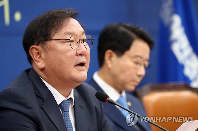 발언하는 김태년 원내대표 (서울=연합뉴스) 윤동진 기자 = 더불어민주당 김태년 원내대표가 16일 오전 국회에서 열린 원내대책회의에서 발언하고 있다. 2020.6.16 mon@yna.co.kr