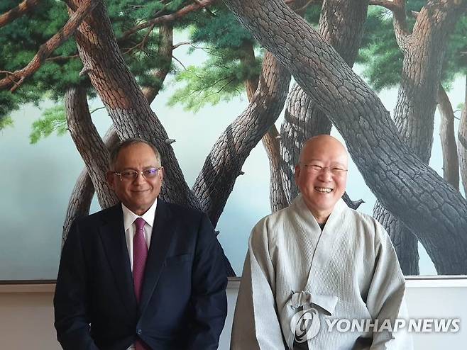 수불스님과 베누 스리니바산 인도 TVS그룹 회장 [케이아트국제교류협회 제공]