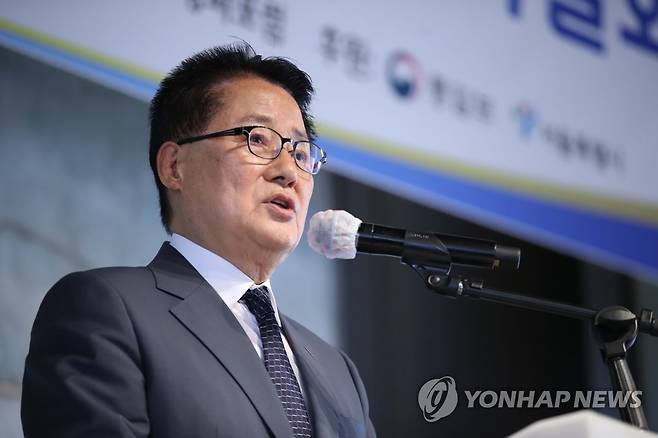 박지원 김대중평화센터 부이사장이 6월 15일 오전 서울프라자호텔에서 열린 ' 6·15 남북정상회담 20주년 기념식 및 학술회의'에서 축사를 하고 있다. [연합뉴스 자료사진]