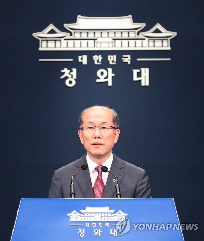 브리핑 하는 김유근 1차장 (서울=연합뉴스) 이진욱 기자 = 김유근 청와대 국가안보실 1차장이 16일 오후 청와대  춘추관 대브리핑룸에서 NSC상임위원회 개최 결과 관련 브리핑을 하고 있다. 2020.6.16 cityboy@yna.co.kr