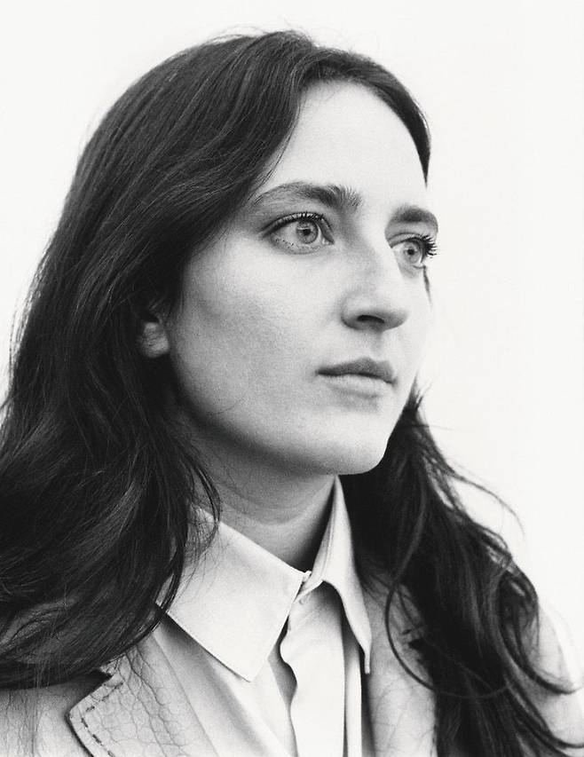 뉴욕에서 태어나 로스앤젤레스에서 거주하며 활동 중인 1990년생 예술가 올리비아 에르랭어.