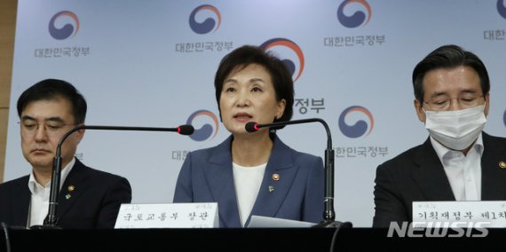 정부가 17일 내놓은 문재인 정부 21번째 부동산 대책에는 규제대상지역 확대 외에도 세 부담 확대, 대출 억제 등 나올 수 있는 대책은 모두 담겼다. 감시권 지역을 늘리고 자금 흐름이 석연찮으면 얼마든지 들여다 볼 수도 있다.