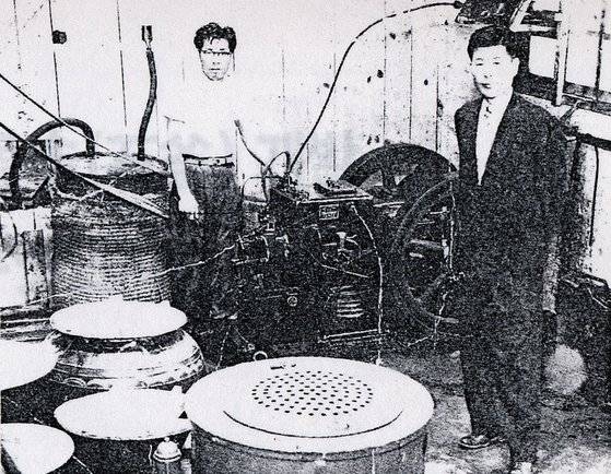 1956년 부산 대신동 동아화성공업주식회사(현 대상그룹 전신) 창업주 임대홍 회장(오른쪽). 사진 (주)대상