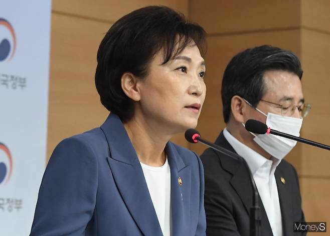 김현미 국토부 장관이 부동산시장의 과열이 지속되면 언제든지 추가조치를 취학ㅆ다고 경고했다. /사진=장동규 기자