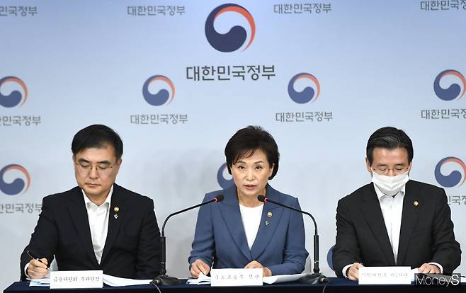 정부가 부동산시장 과열 차단을 위한 6·17대책을 발표했다. 사진은 손병두(왼쪽부터) 금융위원회 부위원장, 김현미 국토부 장관, 김용범 기재부 1차관. /사진=장동규 기자
