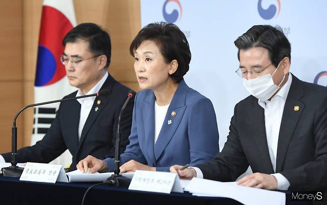 정부가 부동산시장 과열 차단을 위한 6·17대책을 발표했다. 사진은 손병두(왼쪽부터) 금융위원회 부위원장, 김현미 국토부 장관, 김용범 기재부 1차관. /사진=장동규 기자