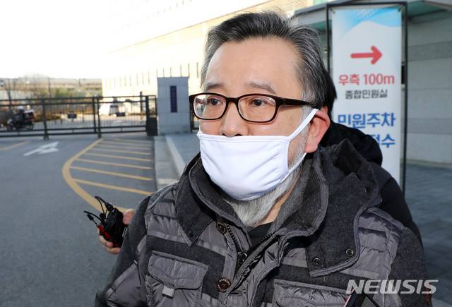 [서울=뉴시스] 이영환 기자 = 뇌물수수 및 성접대 혐의를 받고 있는 김학의 전 법무부 차관이 1심에서 무죄를 선고받아 지난해 11월22일 오후 송파구 동부구치소를 나서 차량으로 향하고 있다. 2019.11.22. 20hwan@newsis.com