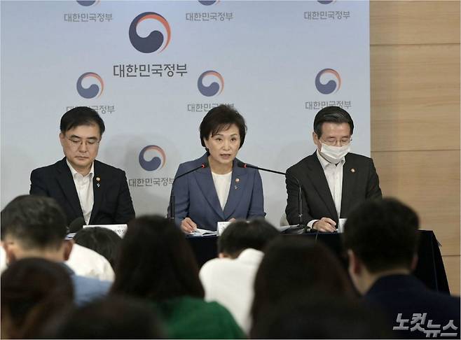김현미 국토교통부 장관이 17일 서울 종로구 정부서울청사 브리핑실에서 손병두 금융위원회 부위원장(왼쪽), 김용범 기획재정부 1차관과 함께 6.17 부동산 대책 ‘주택시장 안정을 위한 관리방안’을 발표하고 있다. (사진=이한형기자)