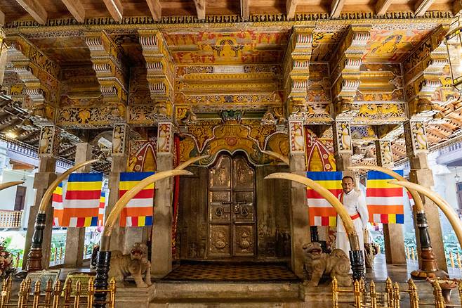 부처님의 치아 사리함은 허가된 사람만 접근할 수 있다