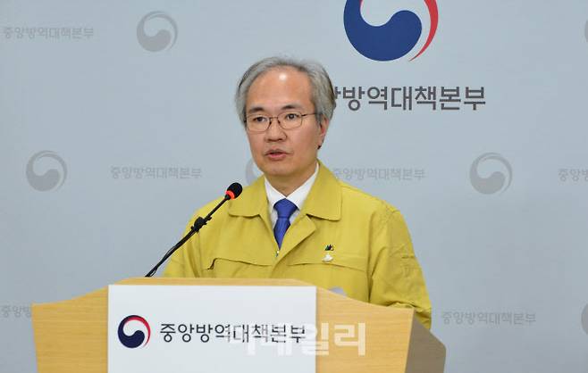 권준욱 방대본 부본부장이 브리핑을 하고 있다.