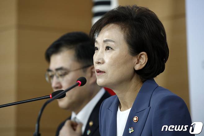 김현미 국토교통부 장관이 17일 오전 서울 종로구 정부서울청사에서 주택시장 과열요인 관리방안(6·17대책)을 발표하고 있다. 문재인 정부의 21번째 부동산 대책인 이번 관리방안은 수도권과 대전, 청주 대부분 지역을 규제 지역으로 지정하고 주택담보대출(주담대)을 이용한 갭투자를 전면 차단해 집값 과열을 막겠다는 계획을 담고 있다. 2020.6.17/뉴스1 © News1 안은나 기자