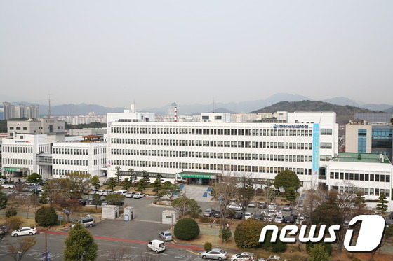 (경남=뉴스1) 김명규 기자 = 경상남도교육청이 창녕 학대 피해 아동 A양(9)이 다녔던 거제시와 창녕군의 초등학교 등에 대한 현장조사를 마무리했으나  학대 정황을 파악하지 못한 것으로 조사됐다.사진은 경남도교육청 전경. © 뉴스1