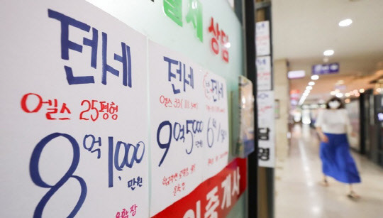 정부가 6·17 대책을 통해 고강도 갭투자 방지 대책을 내놓자 주택 시장이 크게 동요하고 있다. 서울 송파구 잠실동의 한 부동산공인중개업소에 아파트 전세 급매물 시세가 걸려 있다.<연합뉴스>